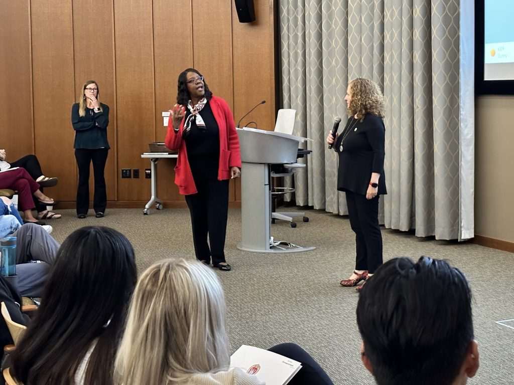 Dean Linda Scott and Chancellor Jennifer Mnookin present to group of undergraduate students.