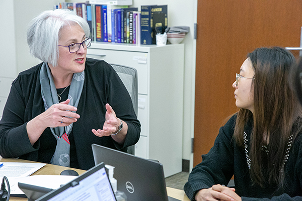 Kristine L. Kwekkeboom, PhD, RN, FAAN, providing mentorship during a research lab session.